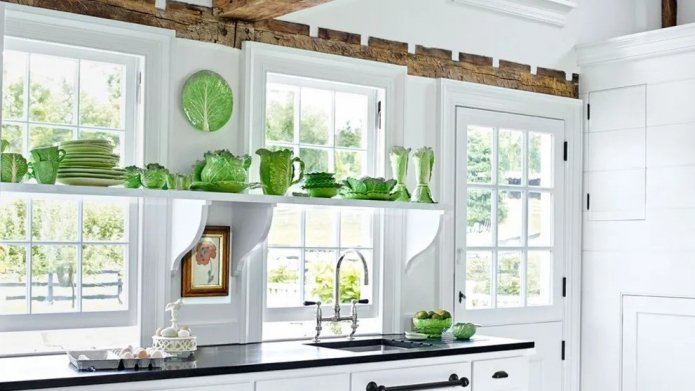 planken met servies op het raam