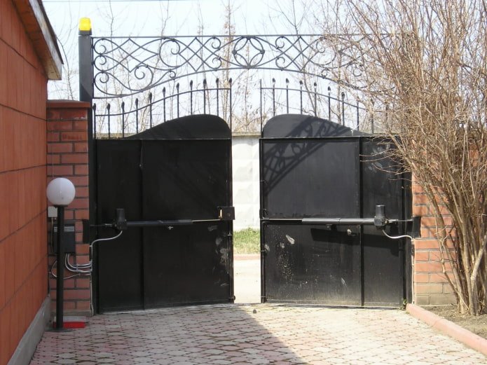 draaipoorten met smeedwerk