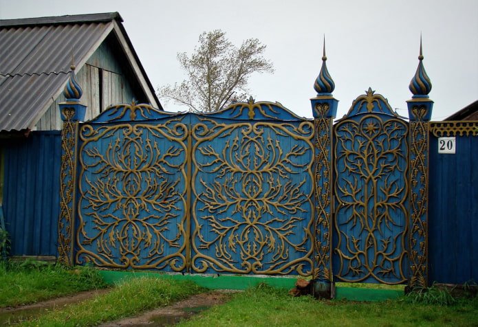 houten poorten met gesneden elementen