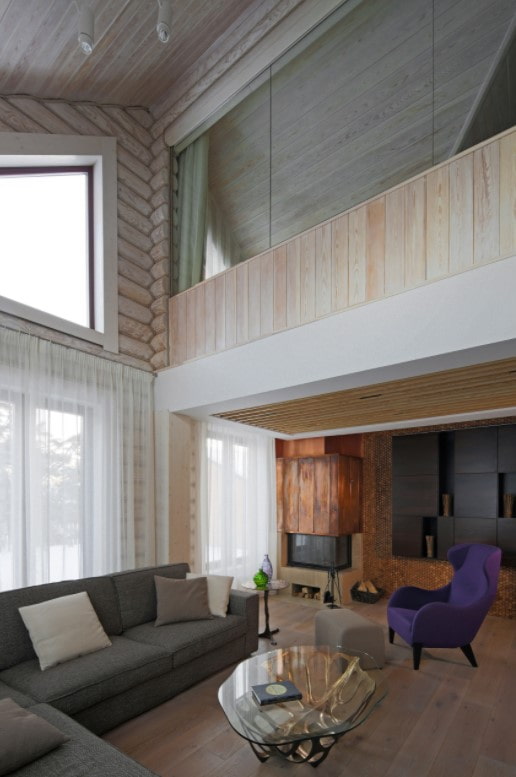 woonkamer met hoog plafond in een priv?woning