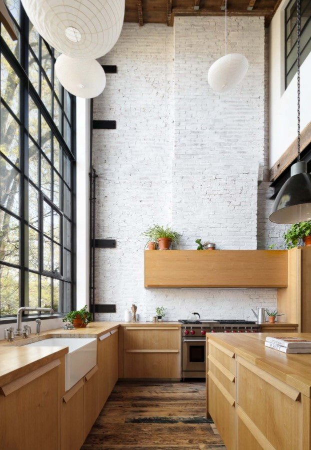 keuken met plafondhoge ramen