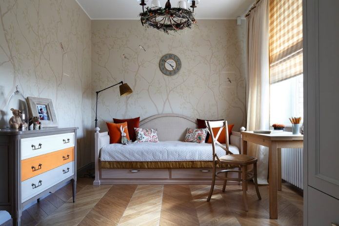beige behang in een meisjeskamer