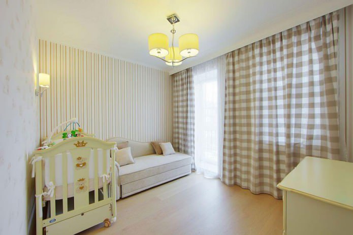 gestreept behang in de kinderkamer in lichte kleuren