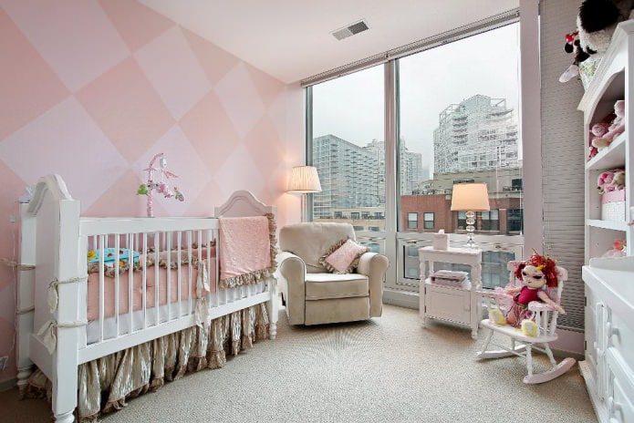 behang in roze in de kinderkamer voor een pasgeborene