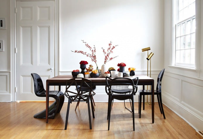 verschillende stoelen in het interieur