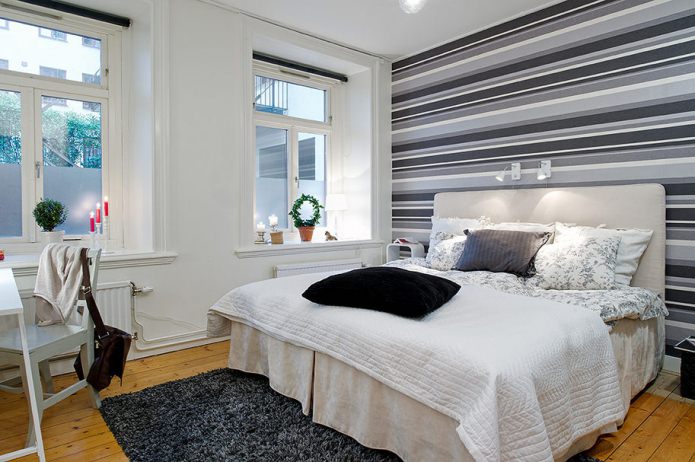 slaapkamer met een accentmuur met strepen