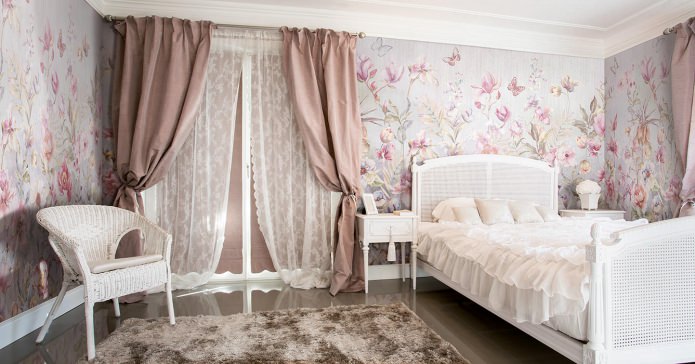 Behang in het slaapkamerinterieur: bloemenpatroon