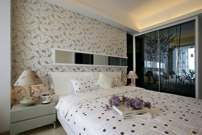 Behang in het slaapkamerinterieur: bloemenpatroon