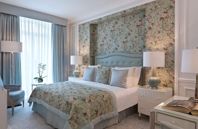 Behang in het slaapkamerinterieur: bloemenpatroon