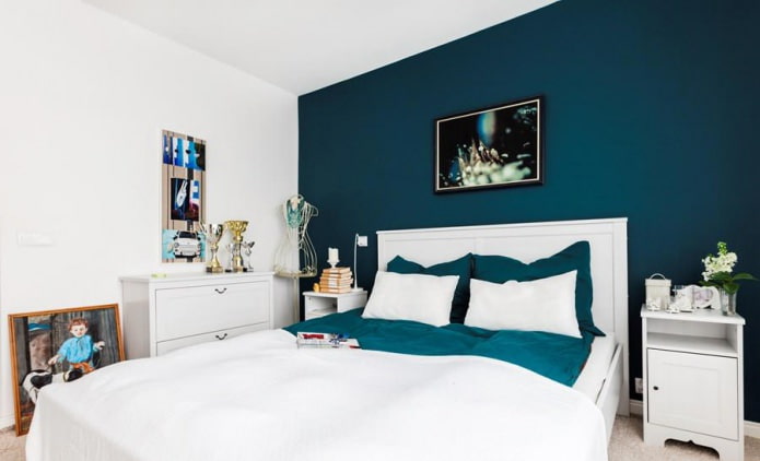 Gecombineerd behang in verschillende kleuren in de slaapkamer