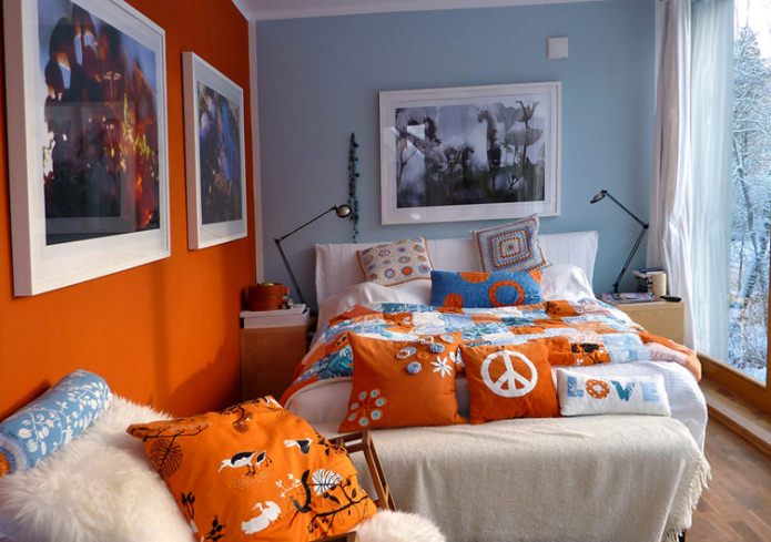Gecombineerd behang in verschillende kleuren in de slaapkamer