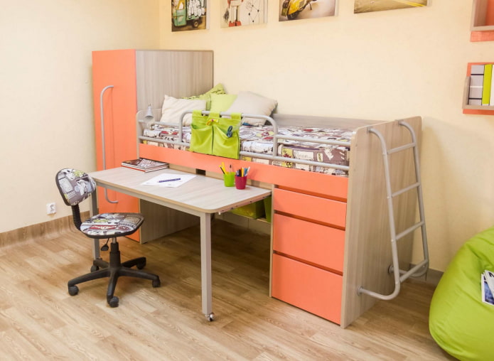 uitschuifbaar bureau ingebouwd in bed