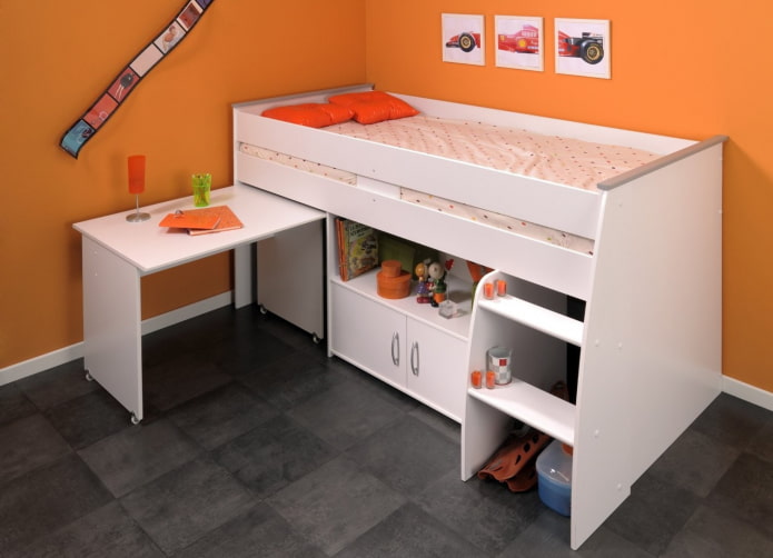 uitschuifbaar bureau ingebouwd in bed
