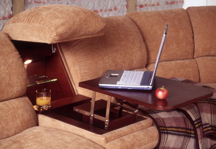 uitschuifbare tafel ingebouwd in een stoel