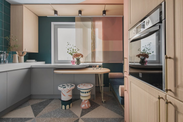 keukenhoek met een uitschuifbare tafel in het interieur