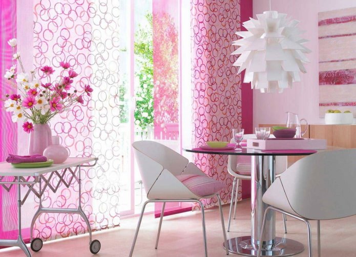 roze Japanse panelen in het interieur