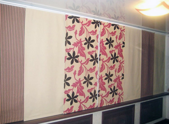 korte Japanse panelen op de loggia