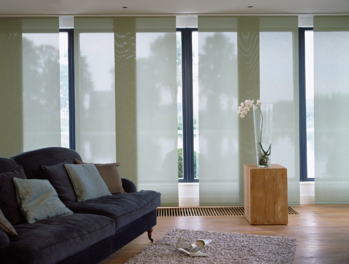 Japanse effen gordijnen in het interieur