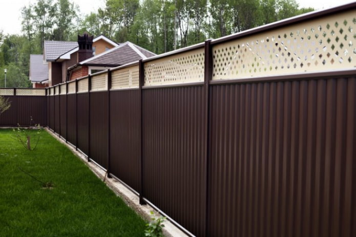 Scherm van golfplaten op een strokenfundering