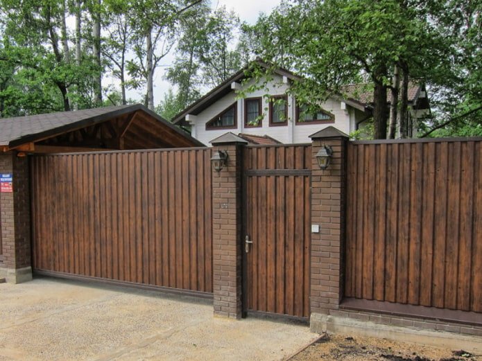 Mooie schutting van golfplaat onder de boom