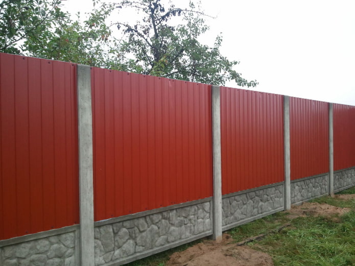Schutting van golfplaten en beton
