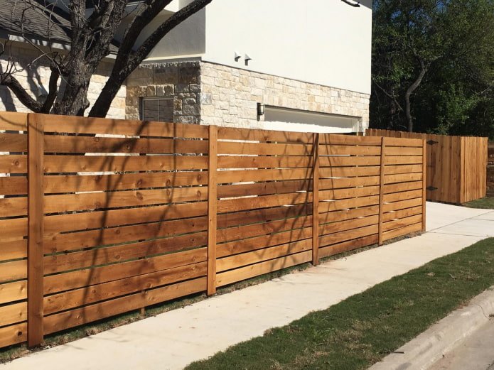 horizontale schutting met tuinpalen