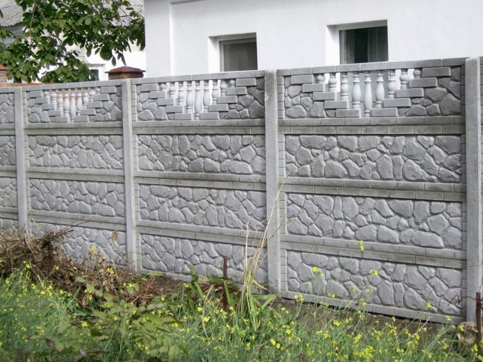 betonnen schutting onder een steen