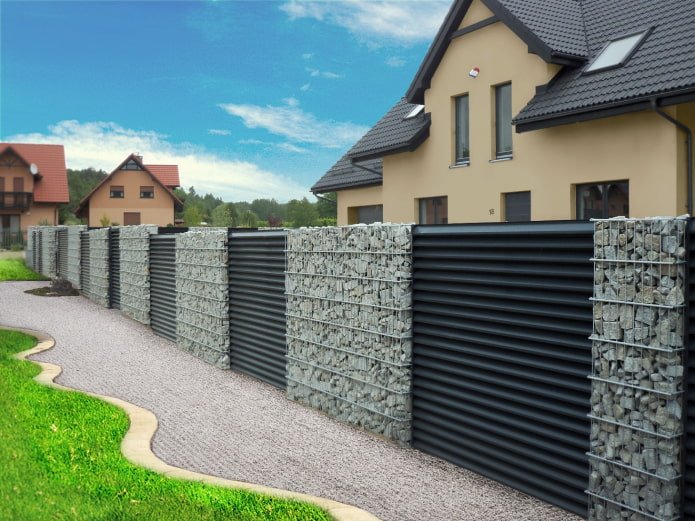 golfplaten hekwerk met gabions