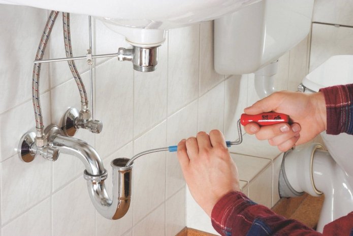 leidingen in de badkamer schoonmaken