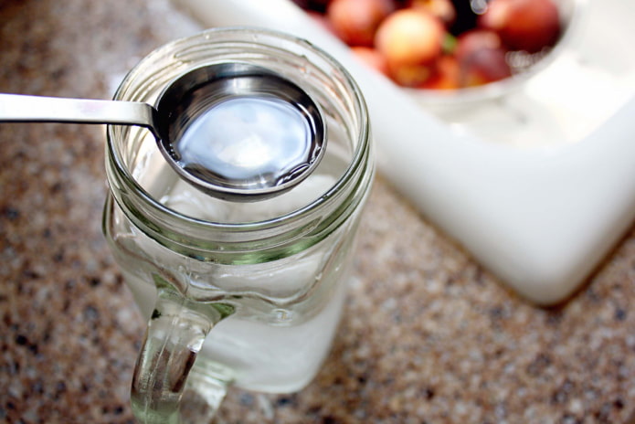 Azijn in een brede pot