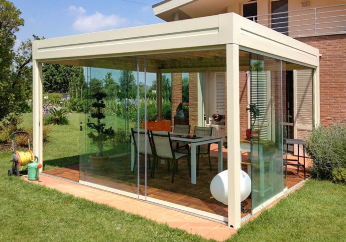 Prieel met frameloze beglazing