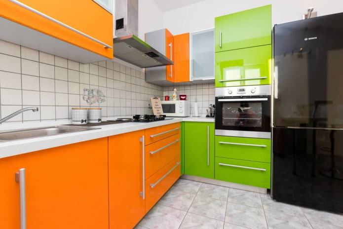 keukeninterieur in groene en oranje tinten