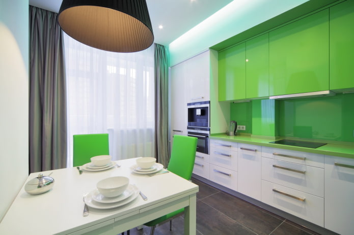 keukenontwerp in witte en groene tinten