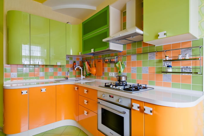 keukeninterieur in groene en oranje tinten