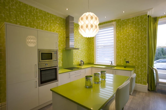 verlichting en decoratie in het keukeninterieur in groene tinten