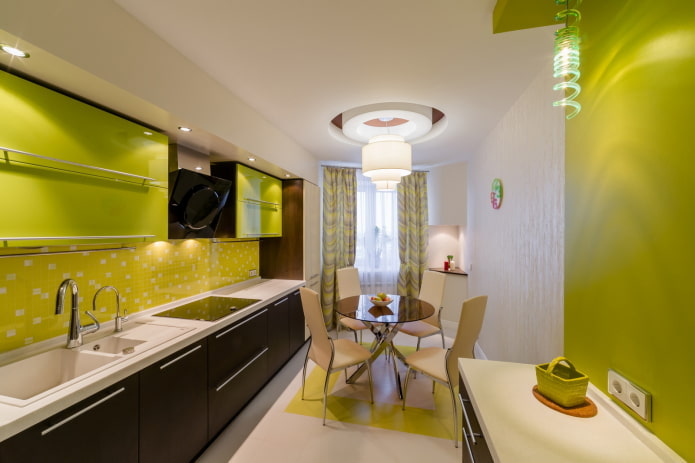 verlichting en decoratie in het keukeninterieur in groene tinten
