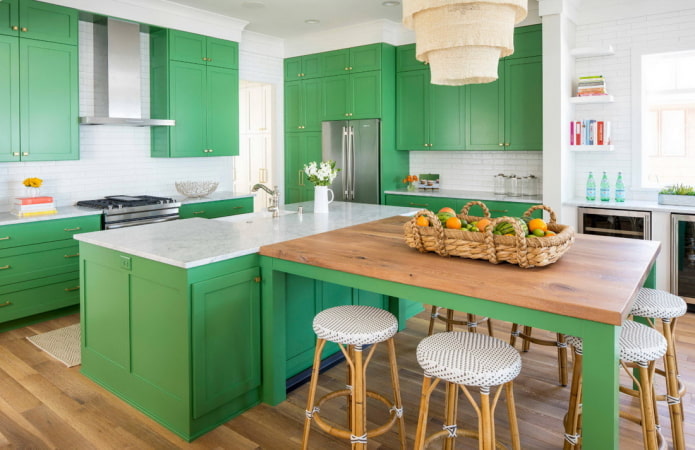 meubels in het keukeninterieur in groene tinten