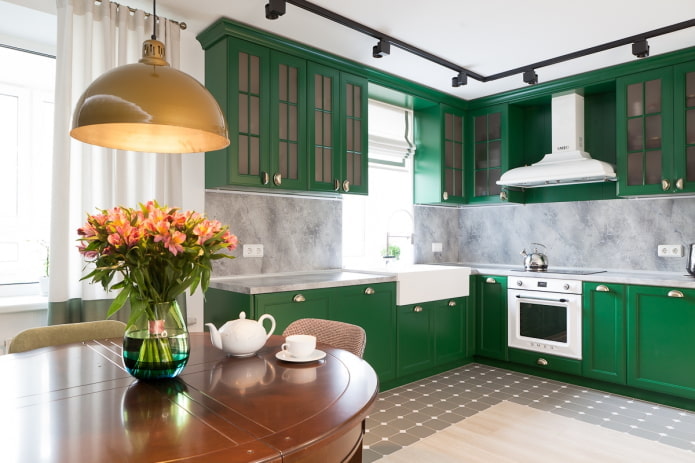 meubels in het keukeninterieur in groene tinten