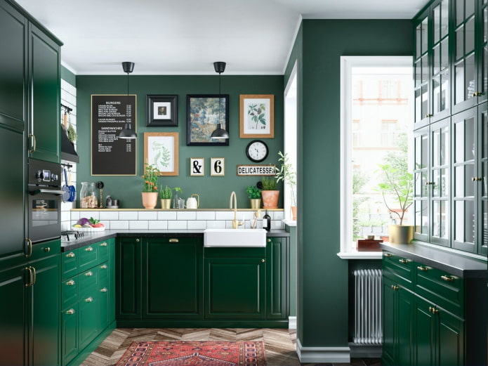 verlichting en decoratie in het keukeninterieur in groene tinten