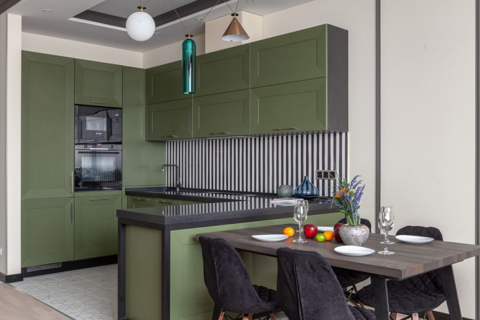 meubels in het keukeninterieur in groene tinten