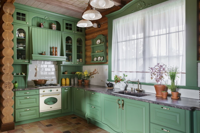gordijnen in het keukeninterieur in groene tinten