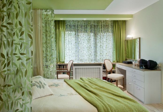gordijnen in het slaapkamerinterieur in groene tinten
