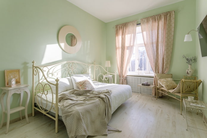 gordijnen in het slaapkamerinterieur in groene tinten