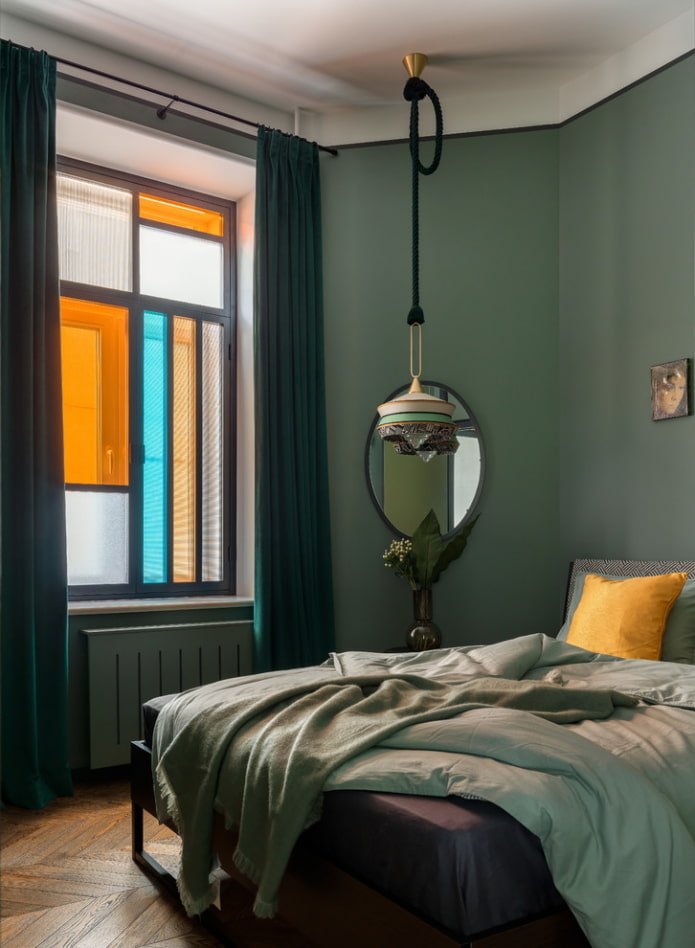 verlichting in het interieur van de slaapkamer in groene tinten