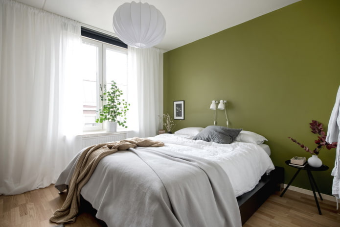 gordijnen in het slaapkamerinterieur in groene tinten