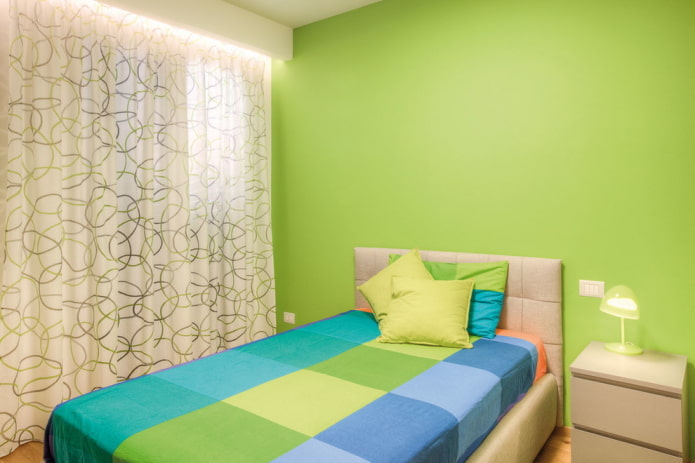 gordijnen in het slaapkamerinterieur in groene tinten