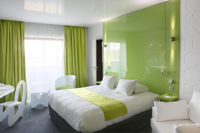 kleurencombinatie in het interieur van de slaapkamer in groene tinten