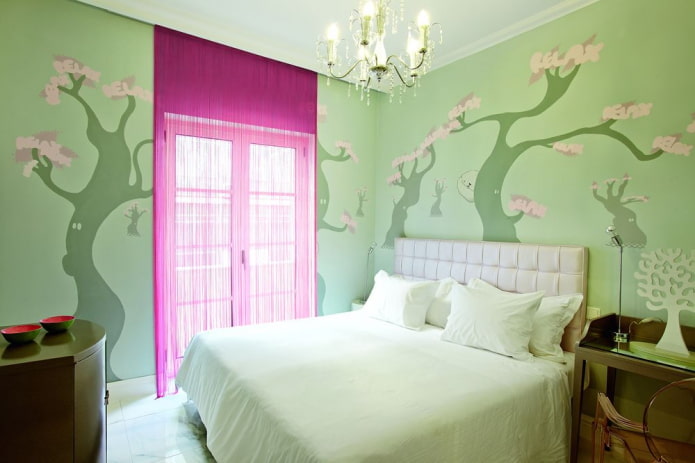 gordijnen in het slaapkamerinterieur in groene tinten