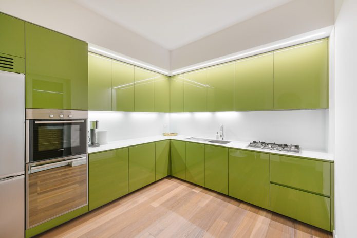 groene hoekkeuken met glanzende afwerking in moderne stijl