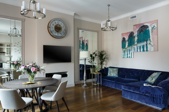 spiegels bij de tv in het interieur van de hal